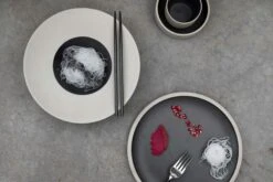 ByOn Fumiko Plate 25,6x2 Cm, Beige/Black 11 ByOn Fumiko Plate 25,6x2 Cm, Beige/Black -Einrichtungsgeschäft byon fumiko plate 256x2 cm beige black 2