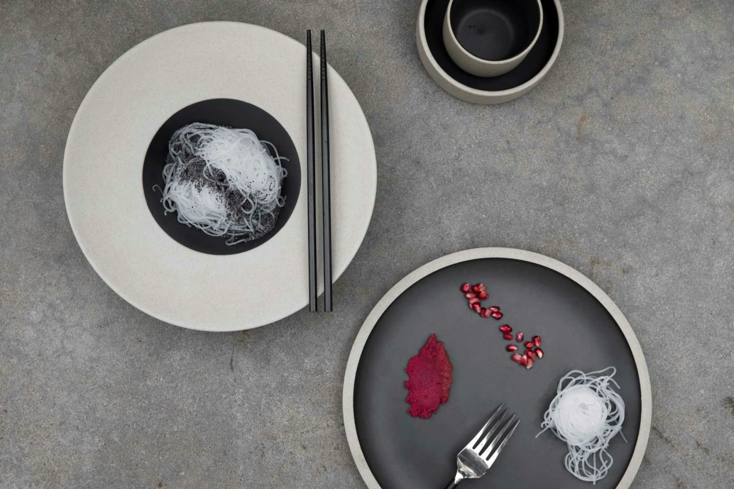 ByOn Fumiko Plate 25,6x2 Cm, Beige/Black 6 ByOn Fumiko Plate 25,6x2 Cm, Beige/Black – Bild 5