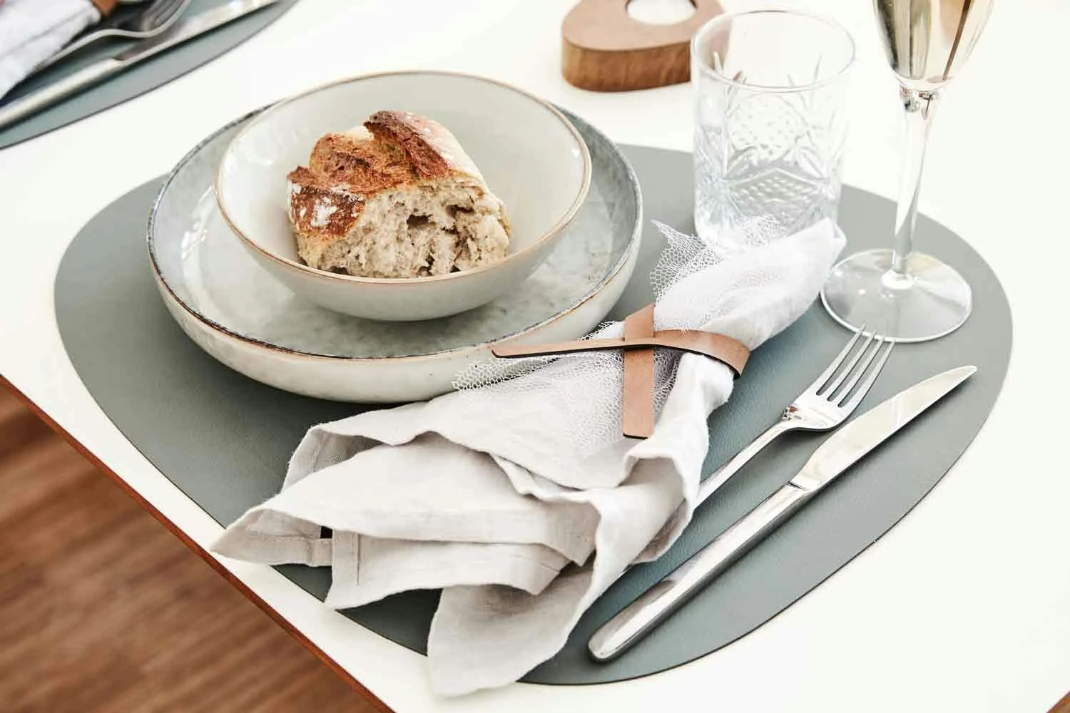 LIND DNA Curve Nupo Tischset L, 37x44 Cm/ Pastellgrün 4 LIND DNA Curve Nupo Tischset L, 37x44 Cm/ Pastellgrün – Bild 2