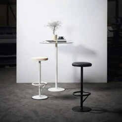 Orbit Barhocker, Weiss/Hellbraun -Einrichtungsgeschäft smd design orbit barhocker weiss hellbraun 1