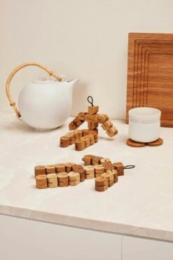 Spring Copenhagen Clumsy Hans Topfuntersetzer, Eiche 20 Cm -Einrichtungsgeschäft spring copenhagen grytunderlagg clumsy hans 199 cm ek 9