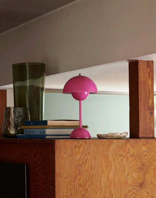 &Tradition Flowerpot VP9 Tischlampe Tragbar Mit Magnetischem Ladekabel, Tangy Pink 4 &Tradition Flowerpot VP9 Tischlampe Tragbar Mit Magnetischem Ladekabel, Tangy Pink – Bild 2